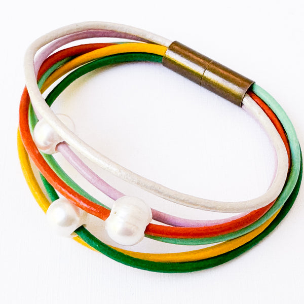 Colorful leather bracelet with pearls and a magnetic clasp
