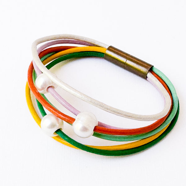 Colorful leather bracelet with pearls and a magnetic clasp