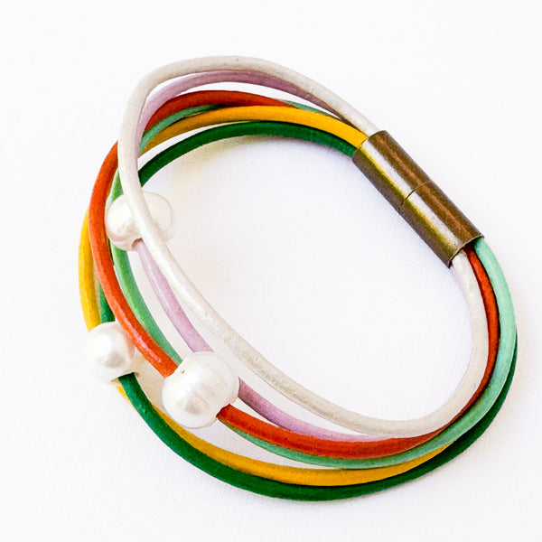Colorful leather bracelet with pearls and a magnetic clasp