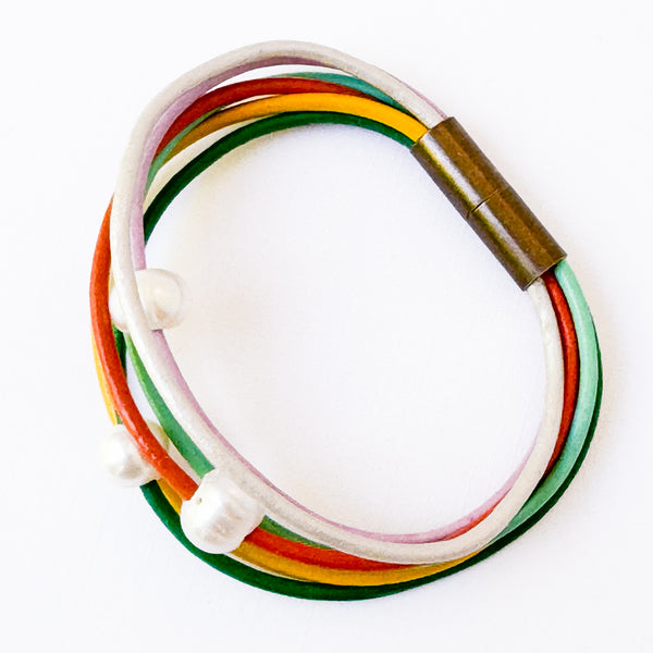 Colorful leather bracelet with pearls and a magnetic clasp