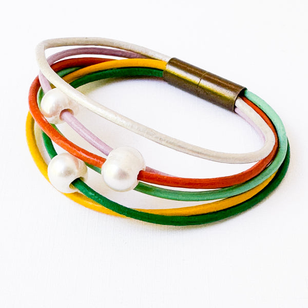 Colorful leather bracelet with pearls and a magnetic clasp